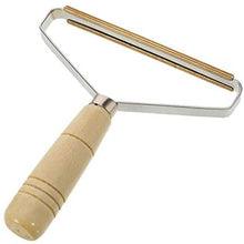 Laden Sie das Bild in den Galerie-Viewer, Fusselrasierer aus Holz - Manueller Fusselentferner für Kleidung