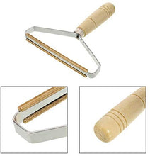 Laden Sie das Bild in den Galerie-Viewer, Fusselrasierer aus Holz - Manueller Fusselentferner für Kleidung