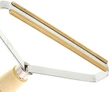 Laden Sie das Bild in den Galerie-Viewer, Fusselrasierer aus Holz - Manueller Fusselentferner für Kleidung